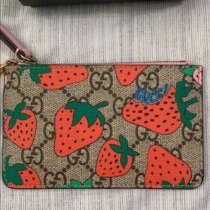 gucci strawberry key pouch